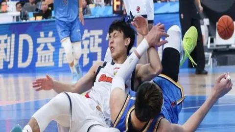 “你是否体验过此投篮游戏？失误后惨遭队友团砸篮球！”